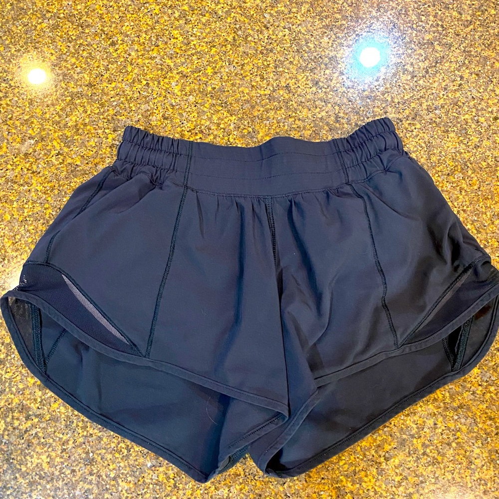 Lululemon Hotty Hot 2.5” shorts